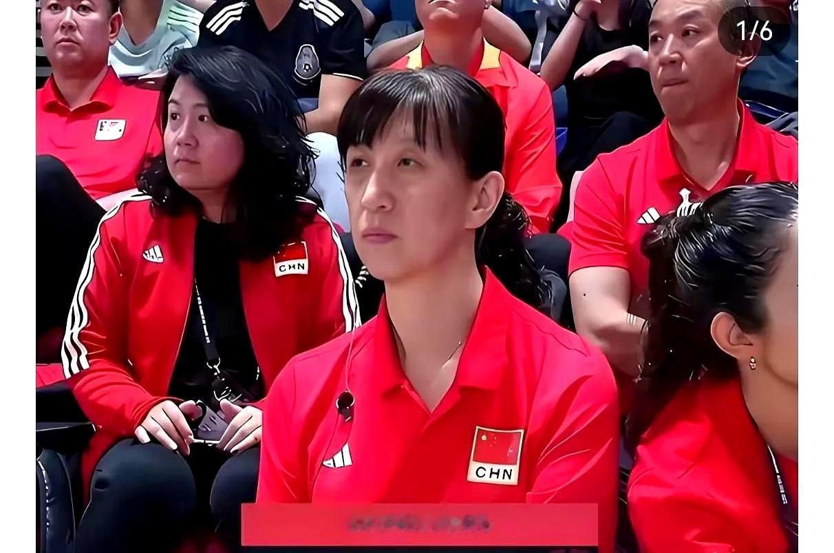 8月30日晚，天津奥体中心坐满。
中国女排从小组到半决赛五连胜零丢局，决战却打满