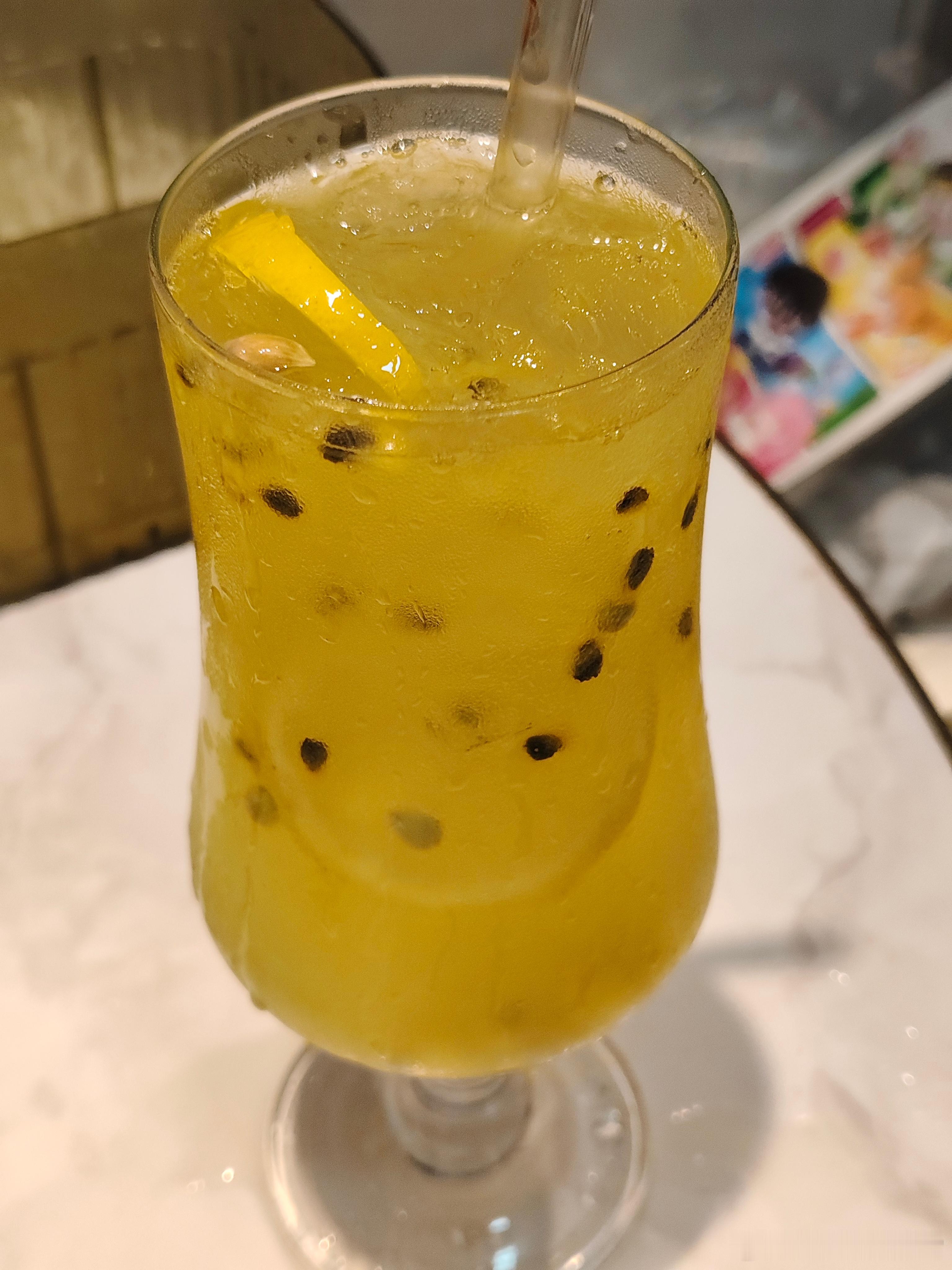 超级喜欢喝柠檬水，买了柠檬自己回家做，还挺好喝的。以后就可以天天在家做柠檬水了喝