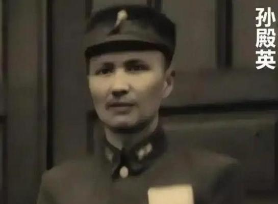 1947年4月，孙殿英在老巢汤阴被解放军包围后，拿出几万黄金分给手下，高级军官每