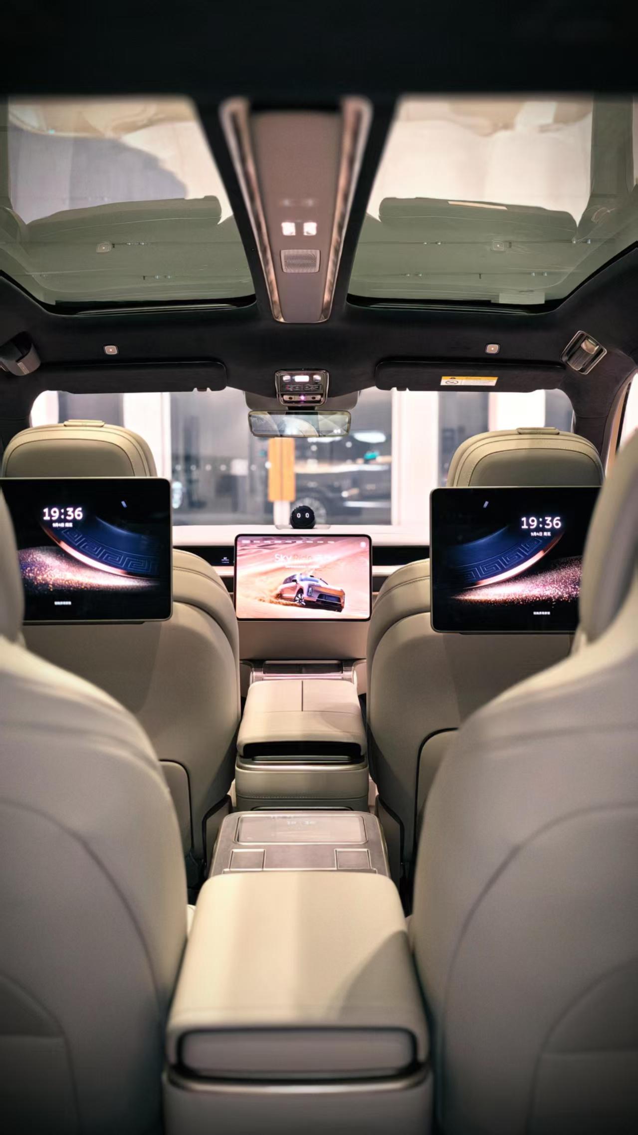 大六座纯电SUV，轴距3250，二排空间很阔，102度电跑620公里，换电超充都