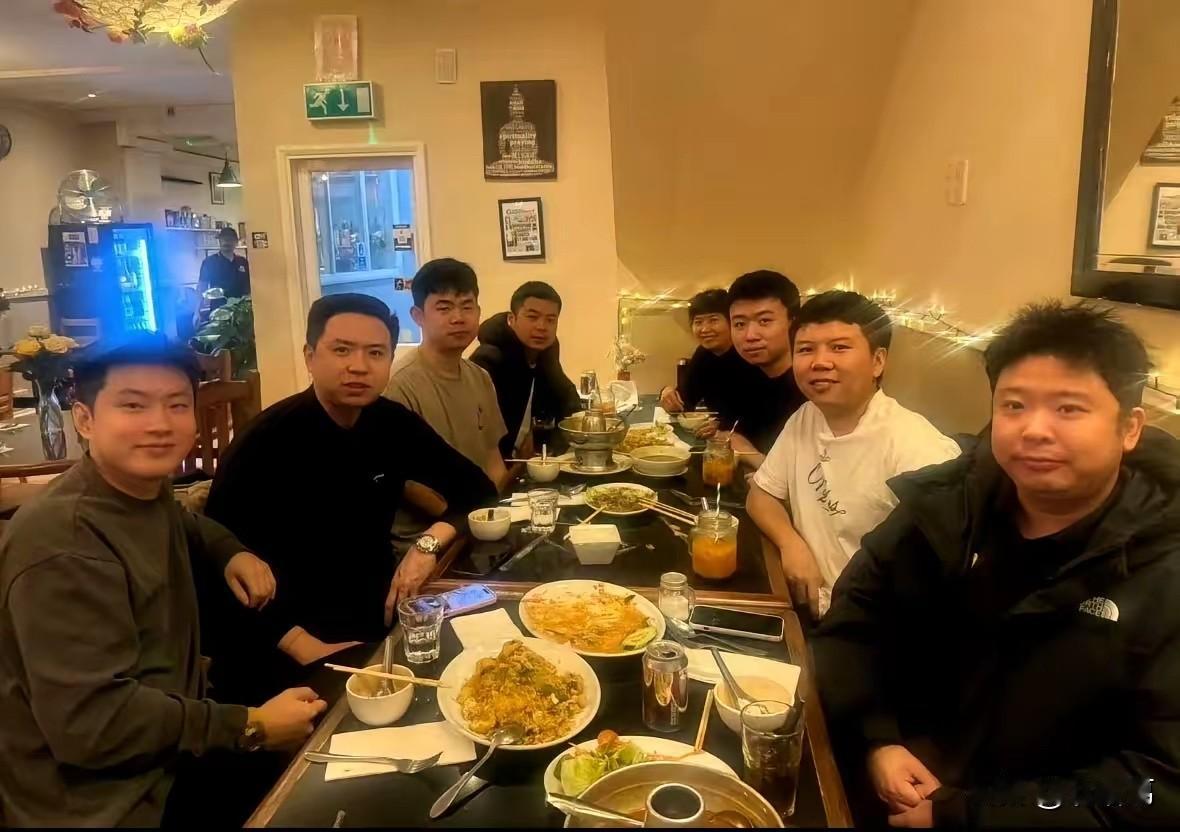 看看吧，这就是斯诺克球员和足球运动员生活上的差异！赵心童在威尔士公开赛间隙，做东
