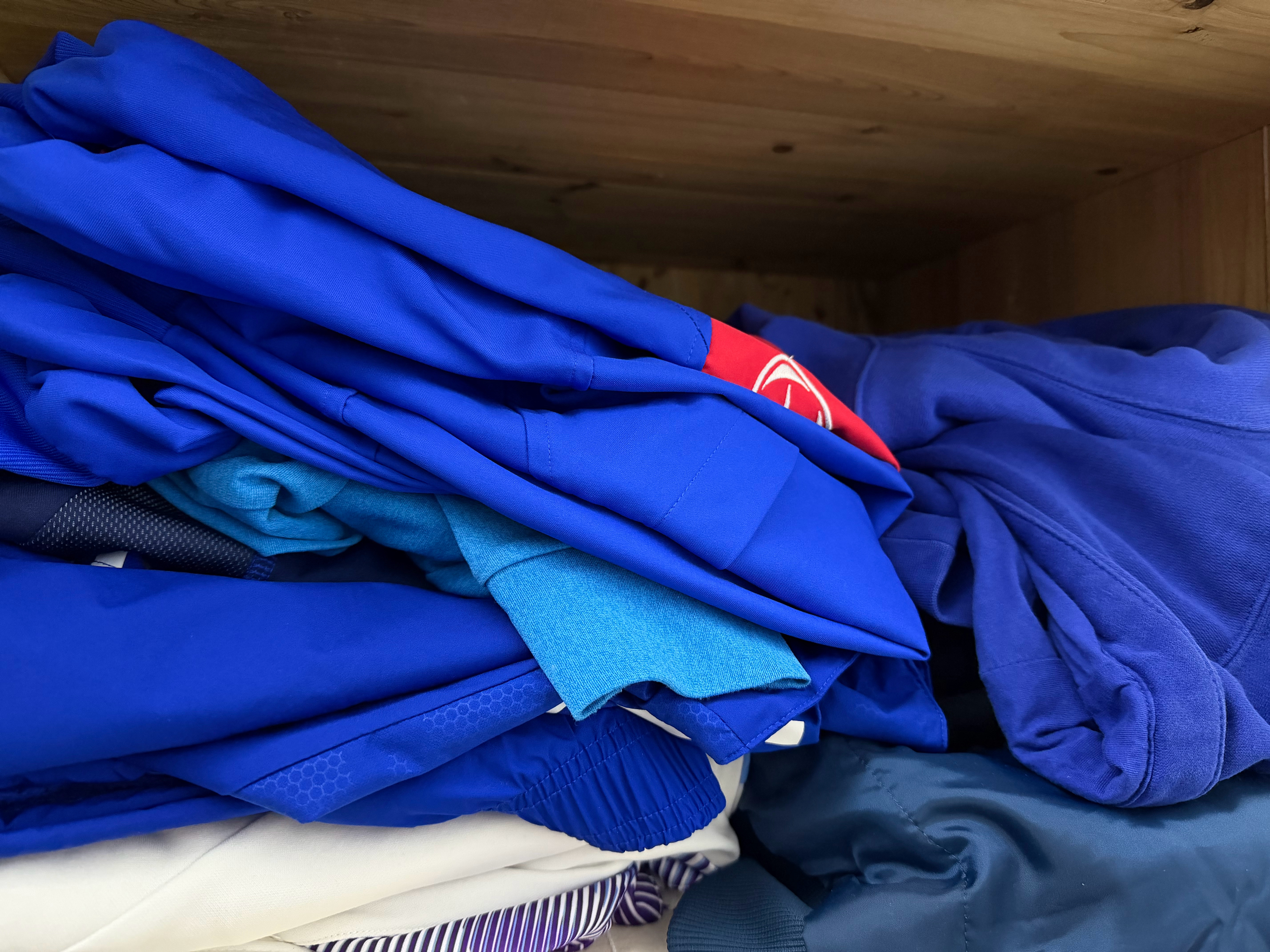 今天直播肯定要穿最新蓝皮配色外套，但蓝衣服太多了，找了半天。贤聊球衣