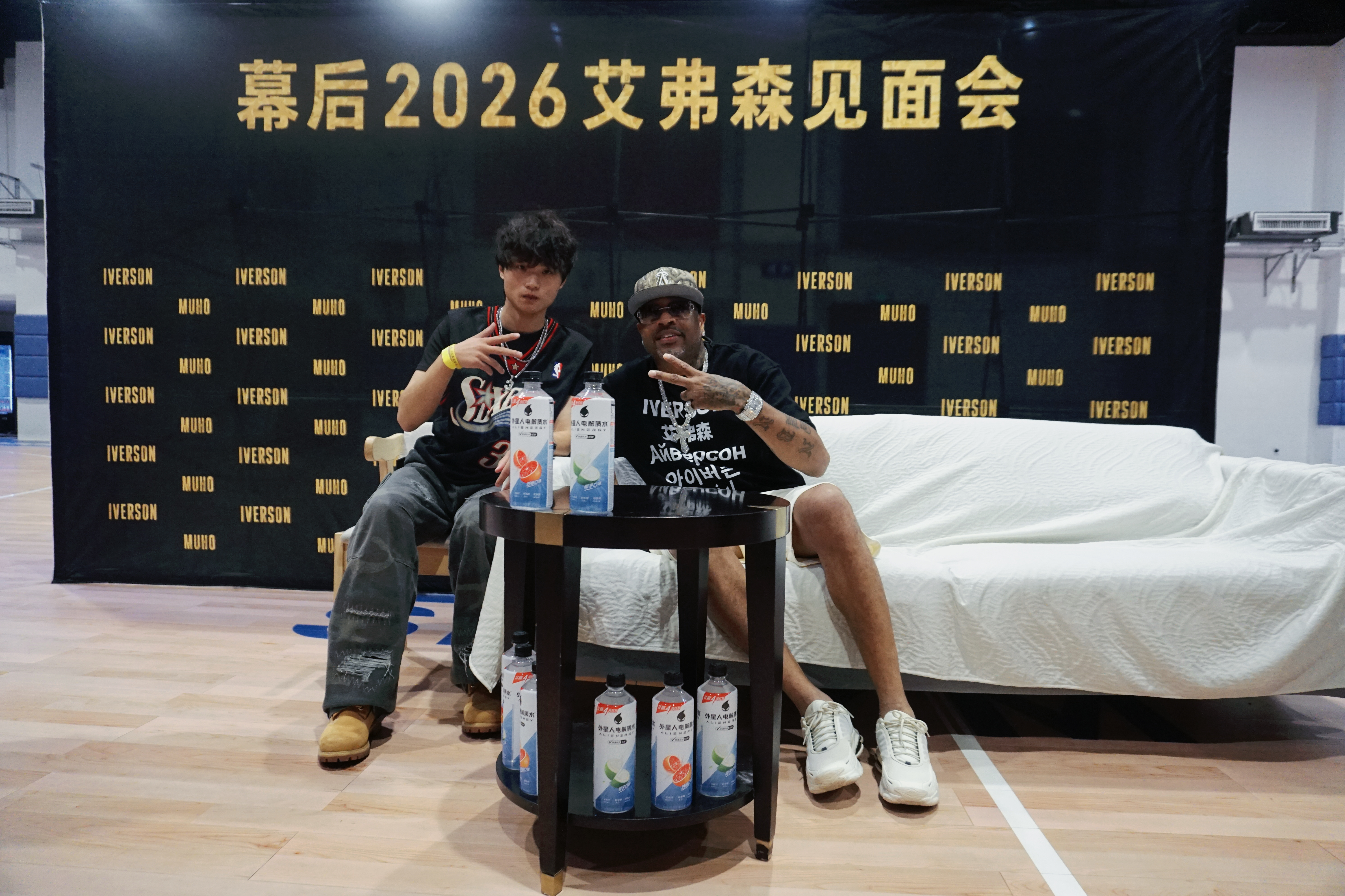 别人说你黑脸耍大牌，我只看到你对球迷亲切有佳别人说你高冷不理人，我只看到你其实句