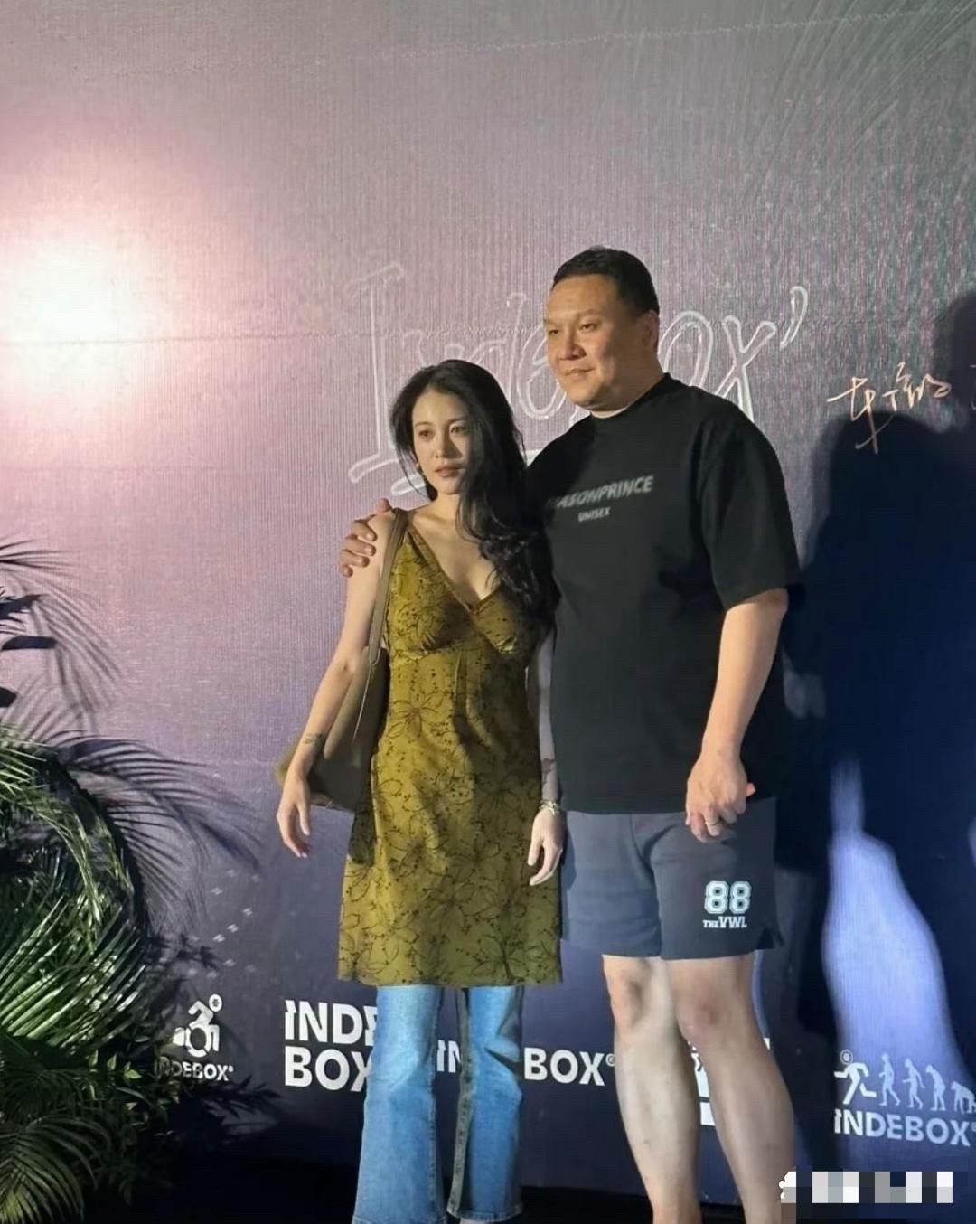 事实证明，头发放下来比束发好看。 