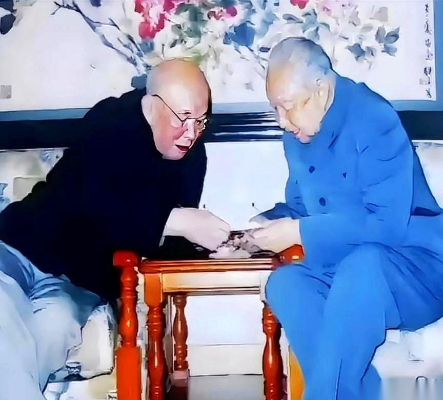 你敢信吗？
照片里这位笑得一脸和煦、甚至带着点晚辈敬意的老人，曾经是这个国家的最