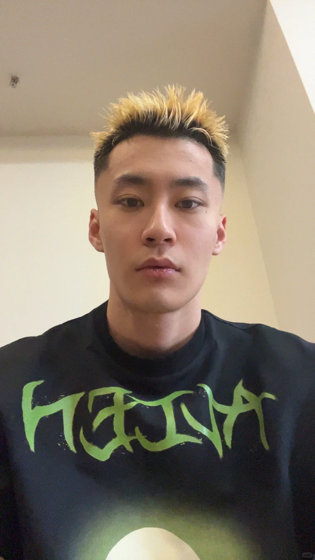 剪了个寸头