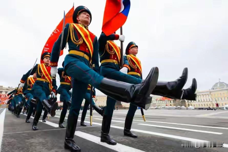 红场阅兵是俄罗斯重大活动，按理说，泽连斯基不该趁机发动袭击，而且，要借机会号召永