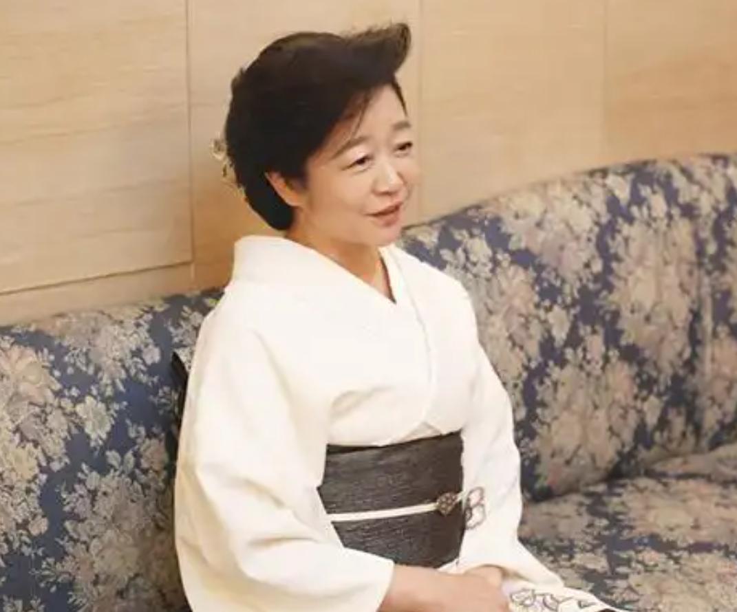 日本真的选了一个“银座妈妈桑”，当财务大臣政务官。

这个妈妈桑，叫白坂亚纪，今