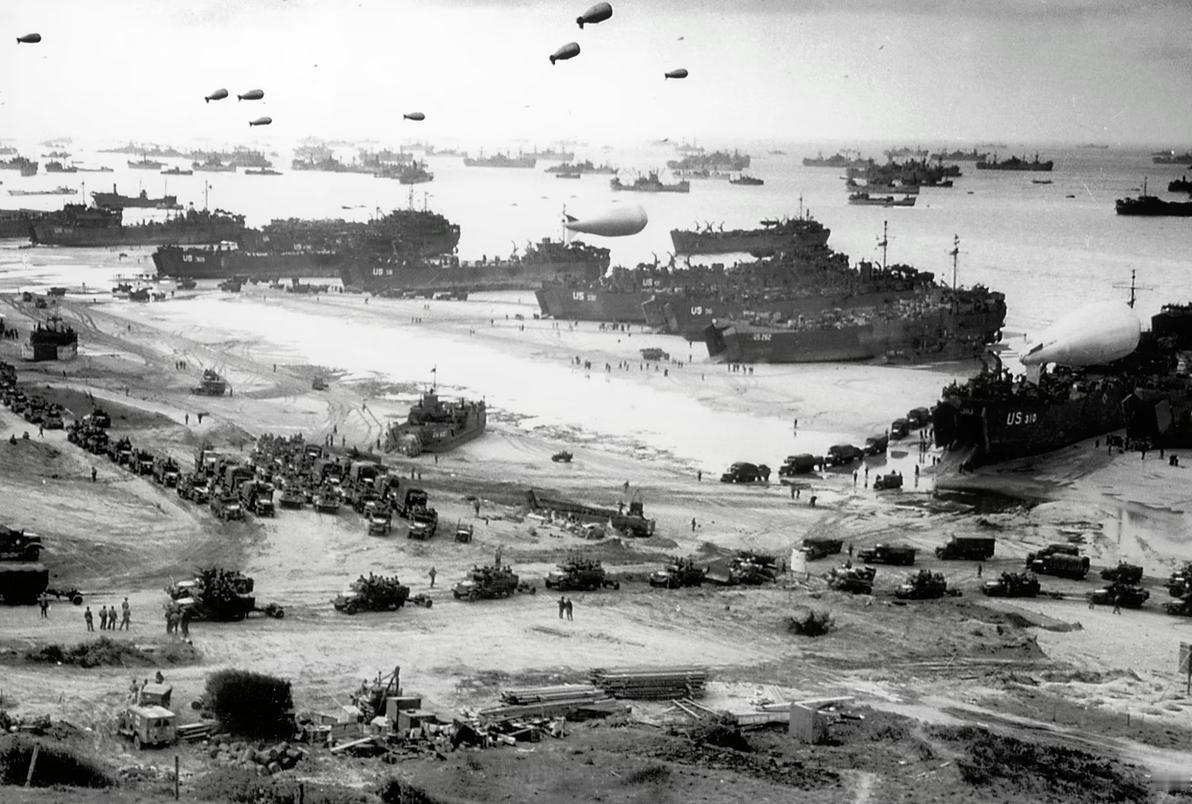 1944年6月6日，诺曼底登陆日。盟军入侵初期，各种美军舰艇在法国科勒维尔诺曼底
