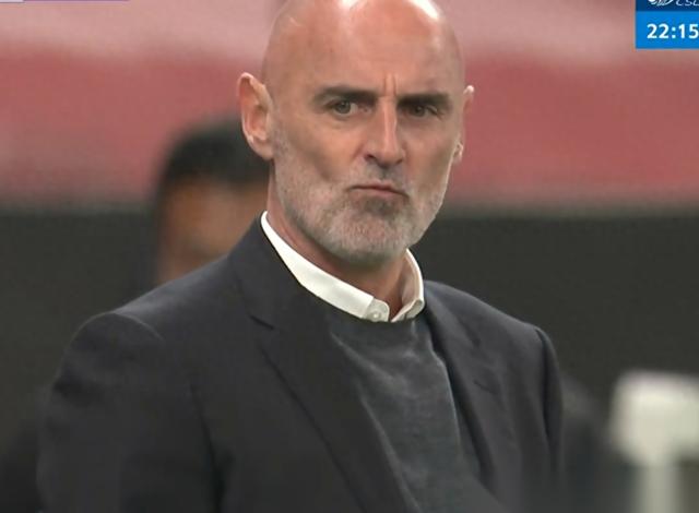 上海坐镇主场，顶着卫冕冠军的名头，手里攥着三连冠的余威，阵中还有武磊这种金靴级的