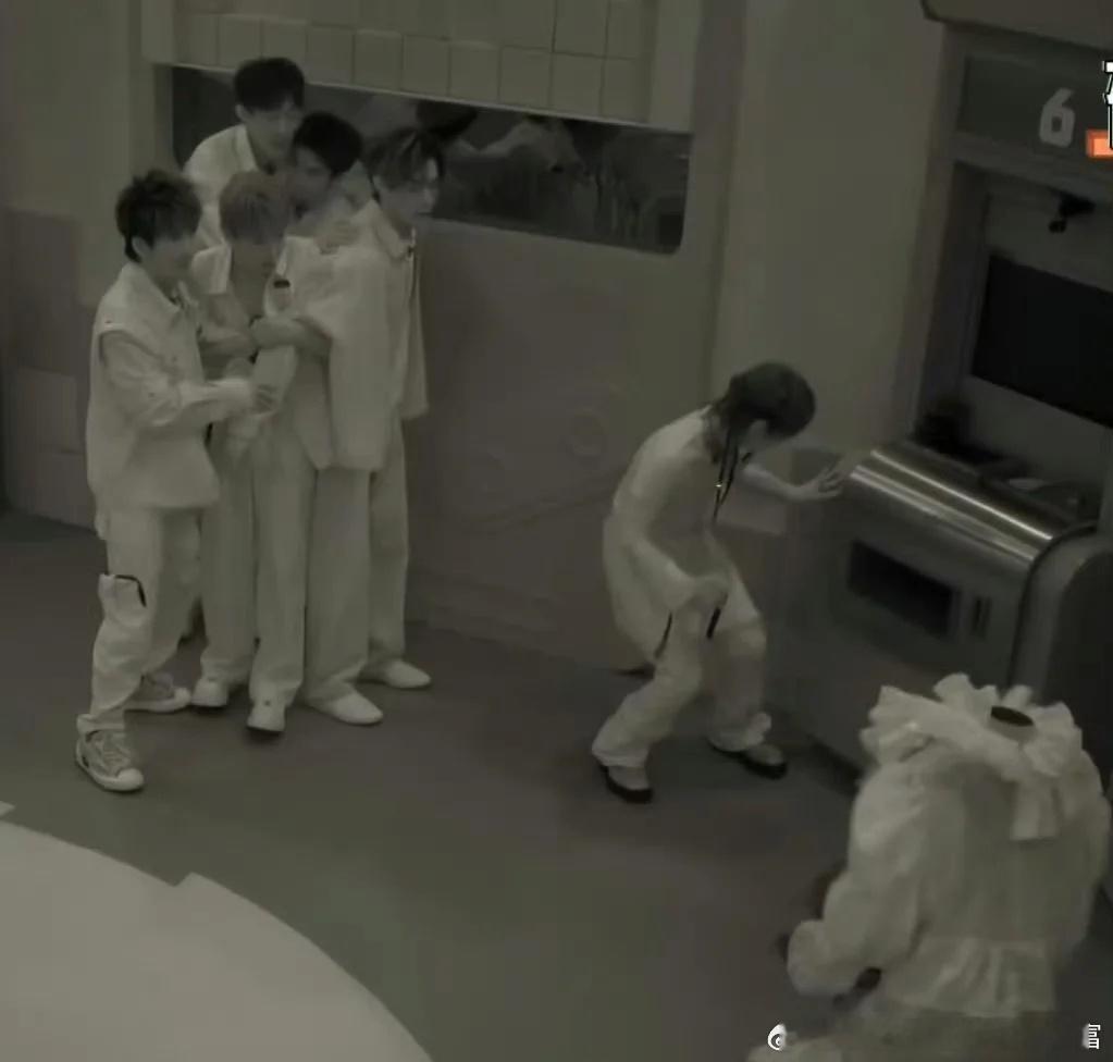 密逃6这张图是可以笑一整季的程度周笔畅和她背后没用的男人们哈哈哈哈哈 ​​​