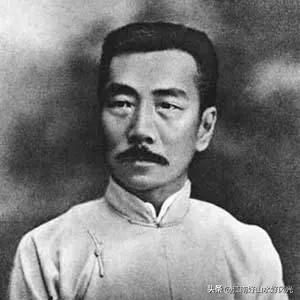 鲁迅曾经深刻批判利己主义者，
他说想要毁掉一个民族，
只需要在这个民族培养一批利