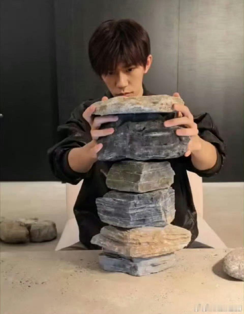 谁说千玺直播是为了给我们ASMR助眠的，哈哈哈看千玺推石头🪨也好幸福 ​​​