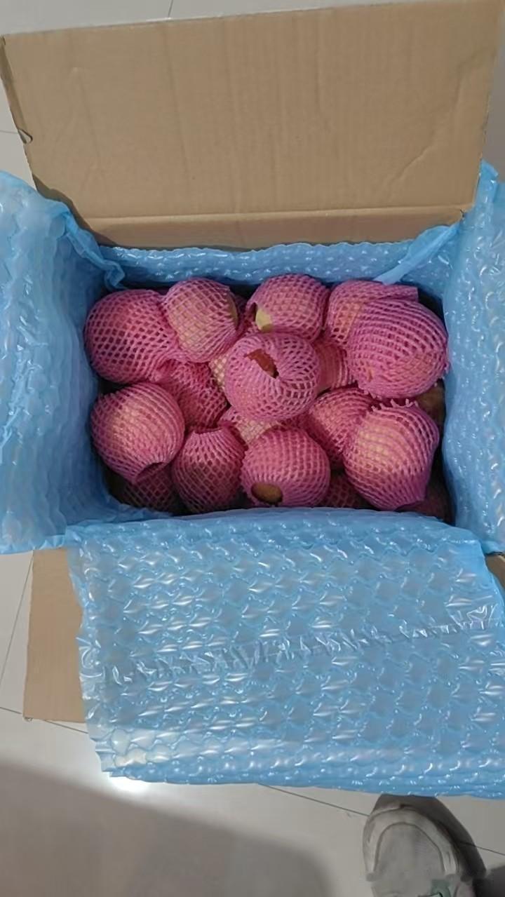 弟弟给我买了个杯子，我不但不开心，反而有点儿生气。
前几天，我要弟弟的家庭住址，