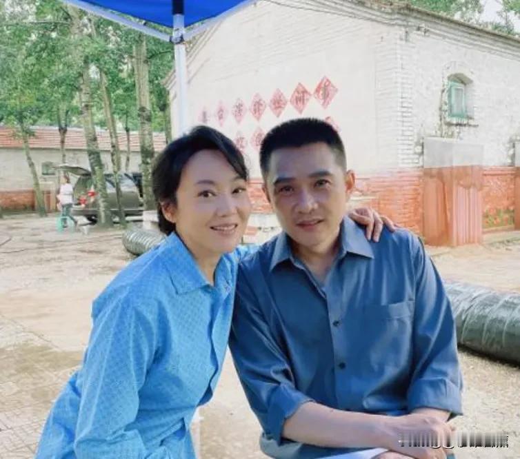 你认识这两位演员吗？证明你不是一般人！
昨晚刷手机，看到一条微博，说能认识这两位