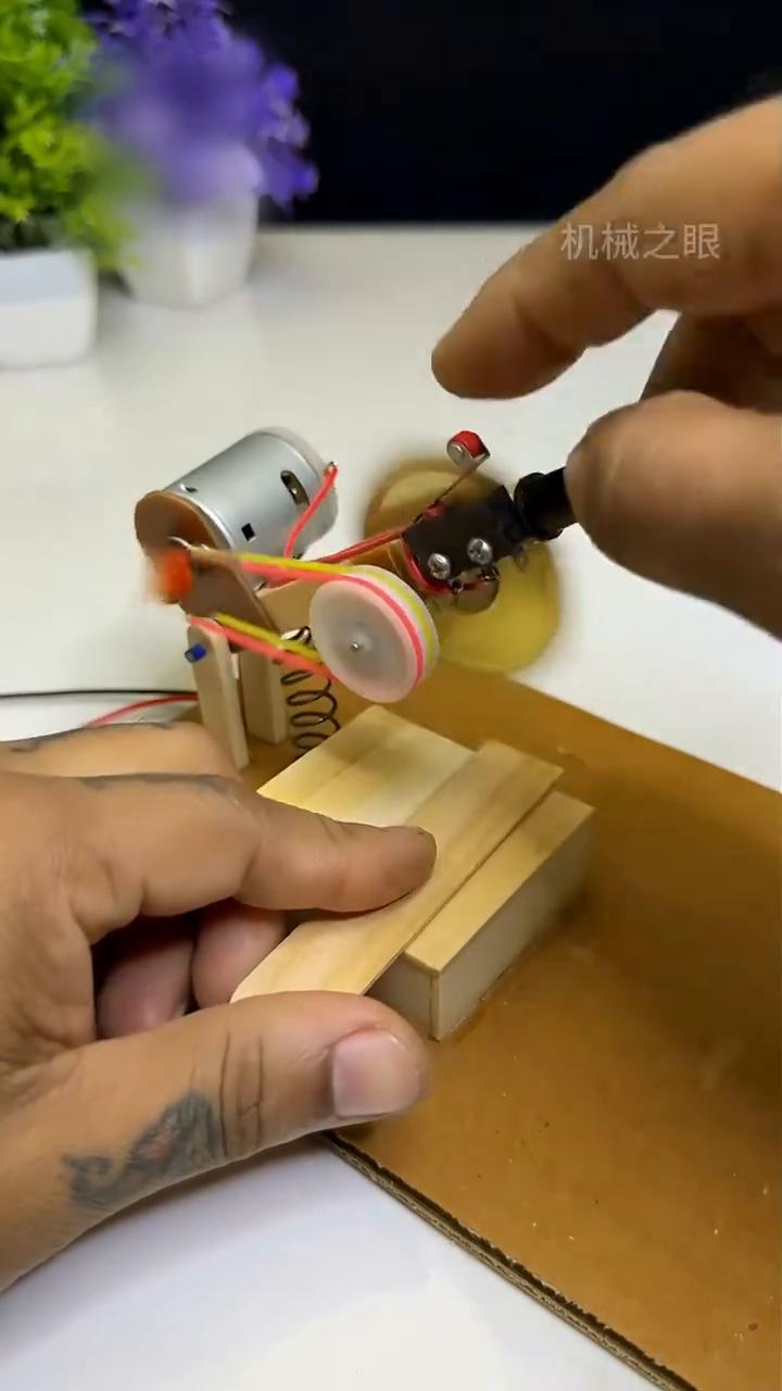 同志们，一起来看看那些有意思的机械原理。
·这是一款简易的自制辣椒切割装置，使用