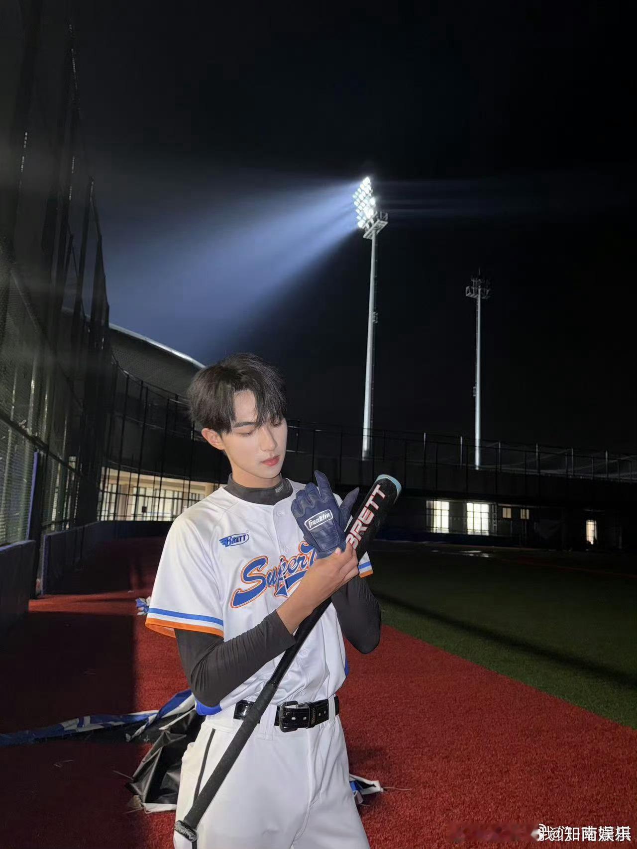 国内首档棒球综艺来了 《超棒的我们》国内首档棒球综艺热血来袭，一群青春活力的帅哥