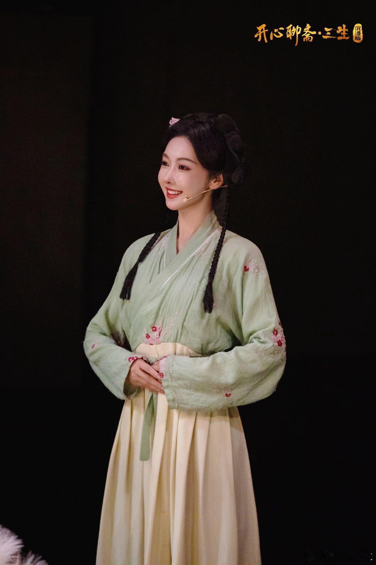 这居然是宣璐状元郎造型英气爆棚！女扮男装一眼惊艳，首次涉足话剧就一人分饰五角，超