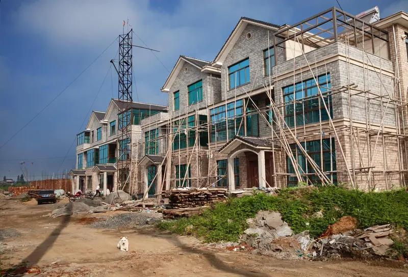 之前国际家庭日的时候，我就想着要为家人做点暖事。我回忆起父亲五次建房的经历，那真