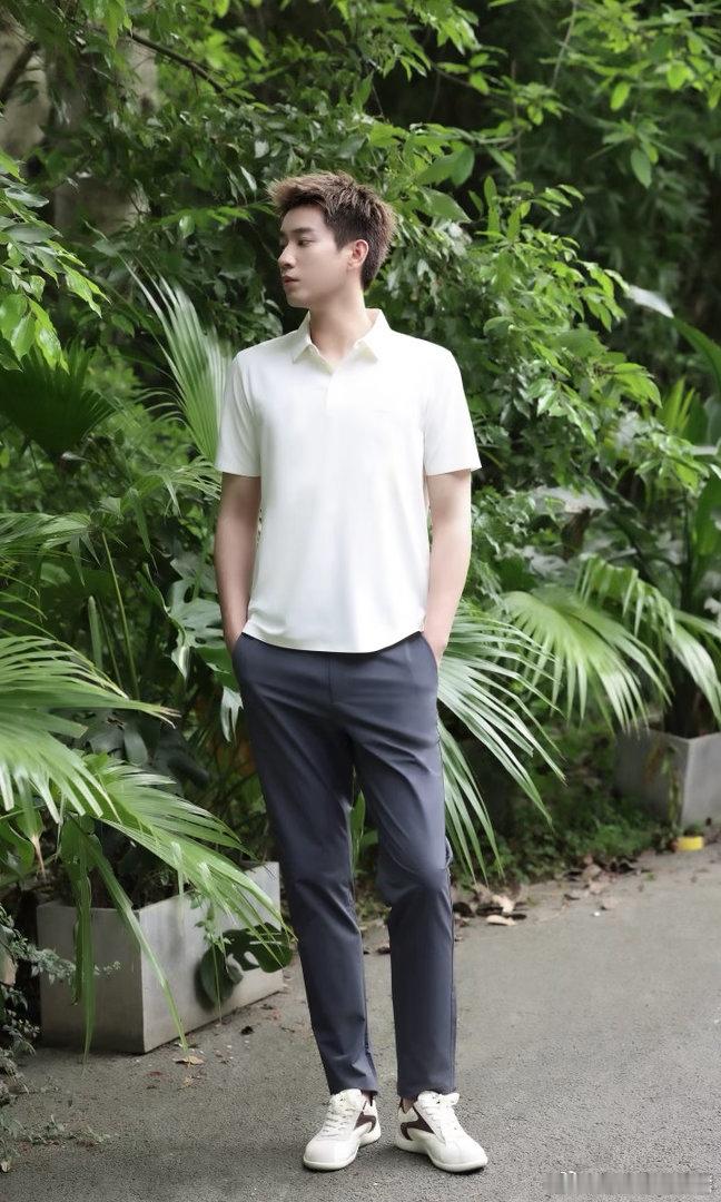 王子奇穿衣显瘦脱衣有肉表面是斯文贵公子，衣服底下全是练过的痕迹。王子奇这身材管理