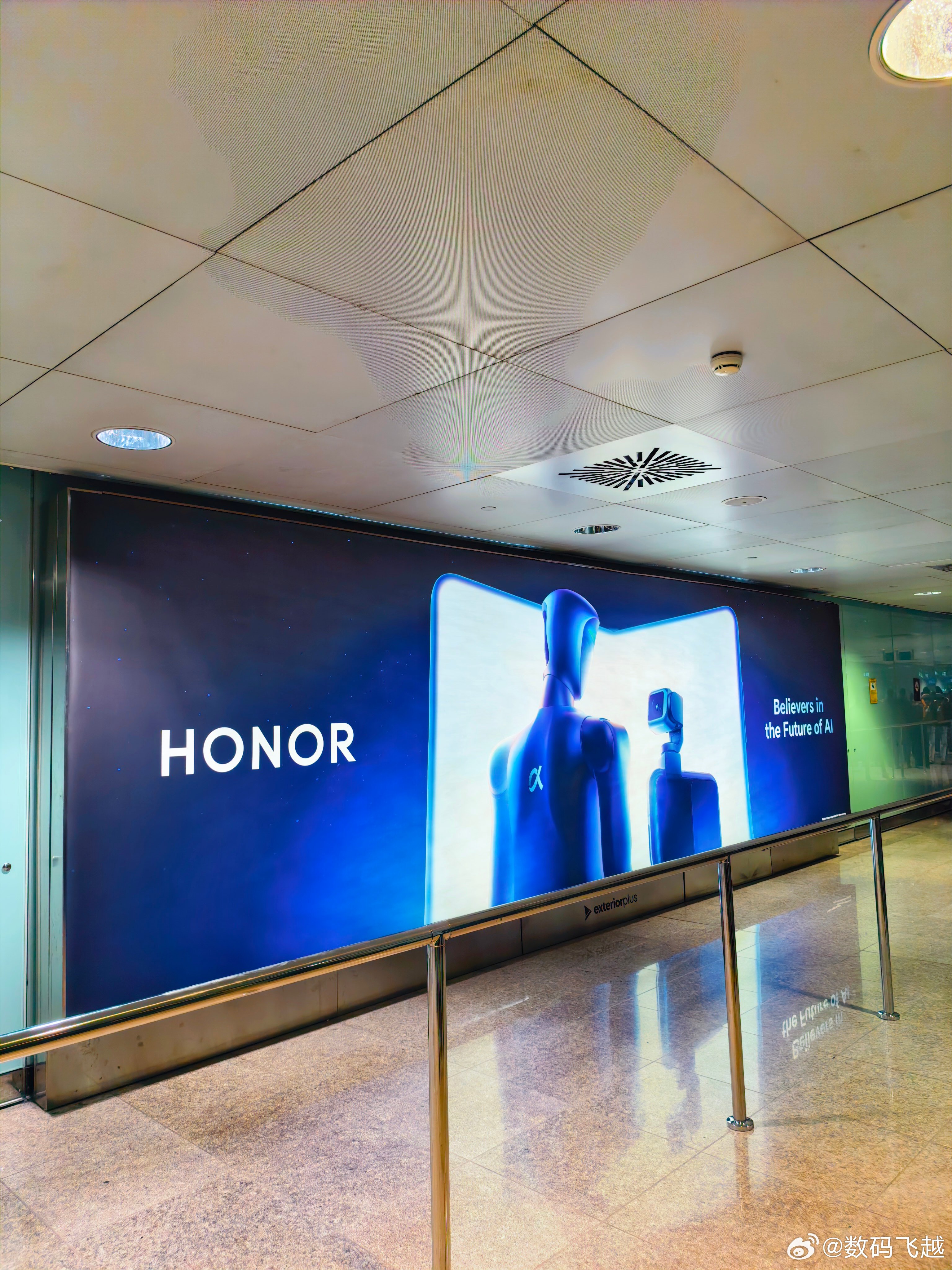 落地就看到荣耀这次的MWC荣耀亮相人形机器人、Robot手机和Magic V6，