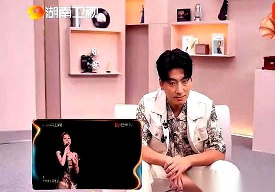 一条《歌手》后台的料，炸了出来。
张碧晨请海来阿木，一个电话打过去。海来阿木听完