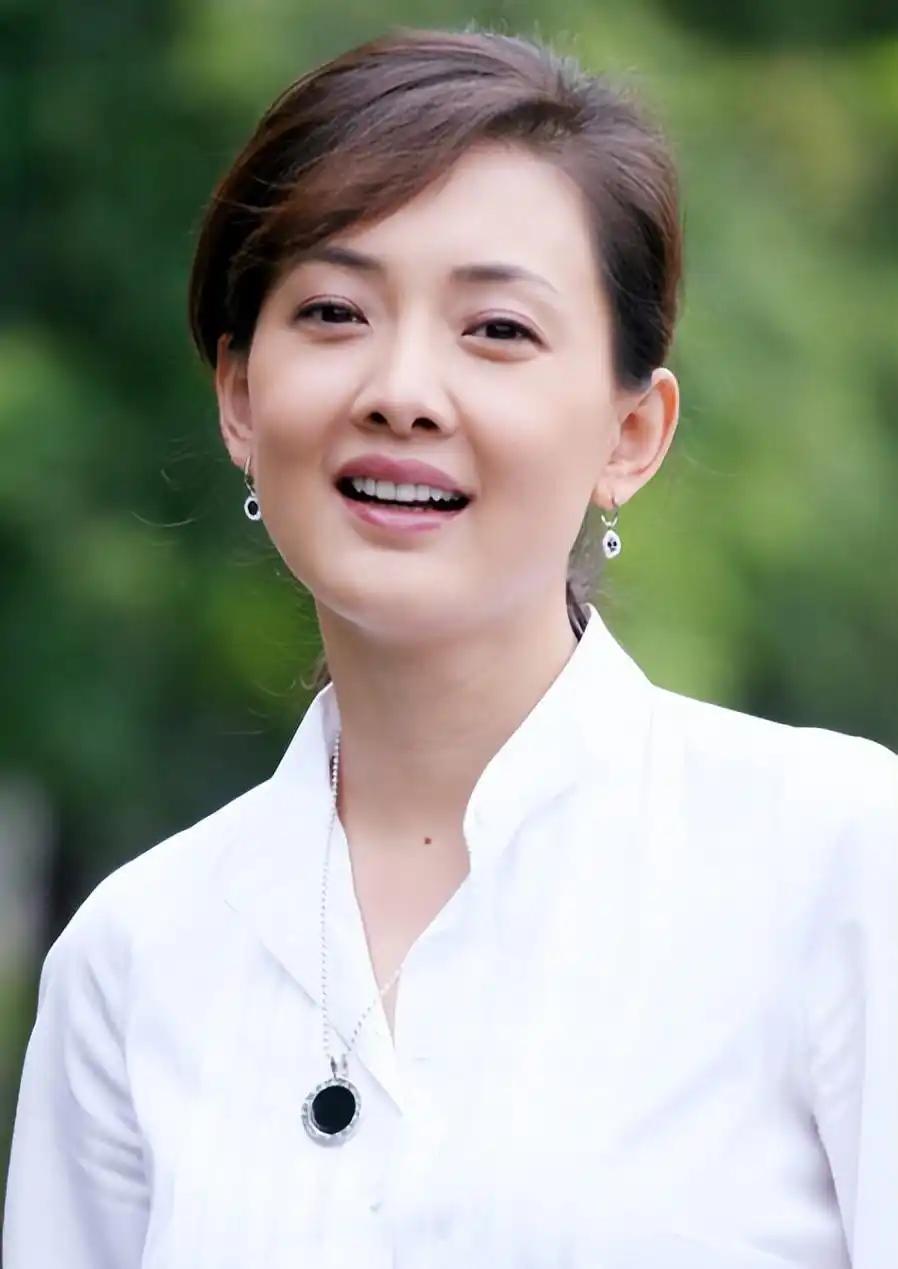 演员牛莉说：“我家孩儿她爸，是特别不会表达的一个人，有一次我拍戏，回去已经是夜里