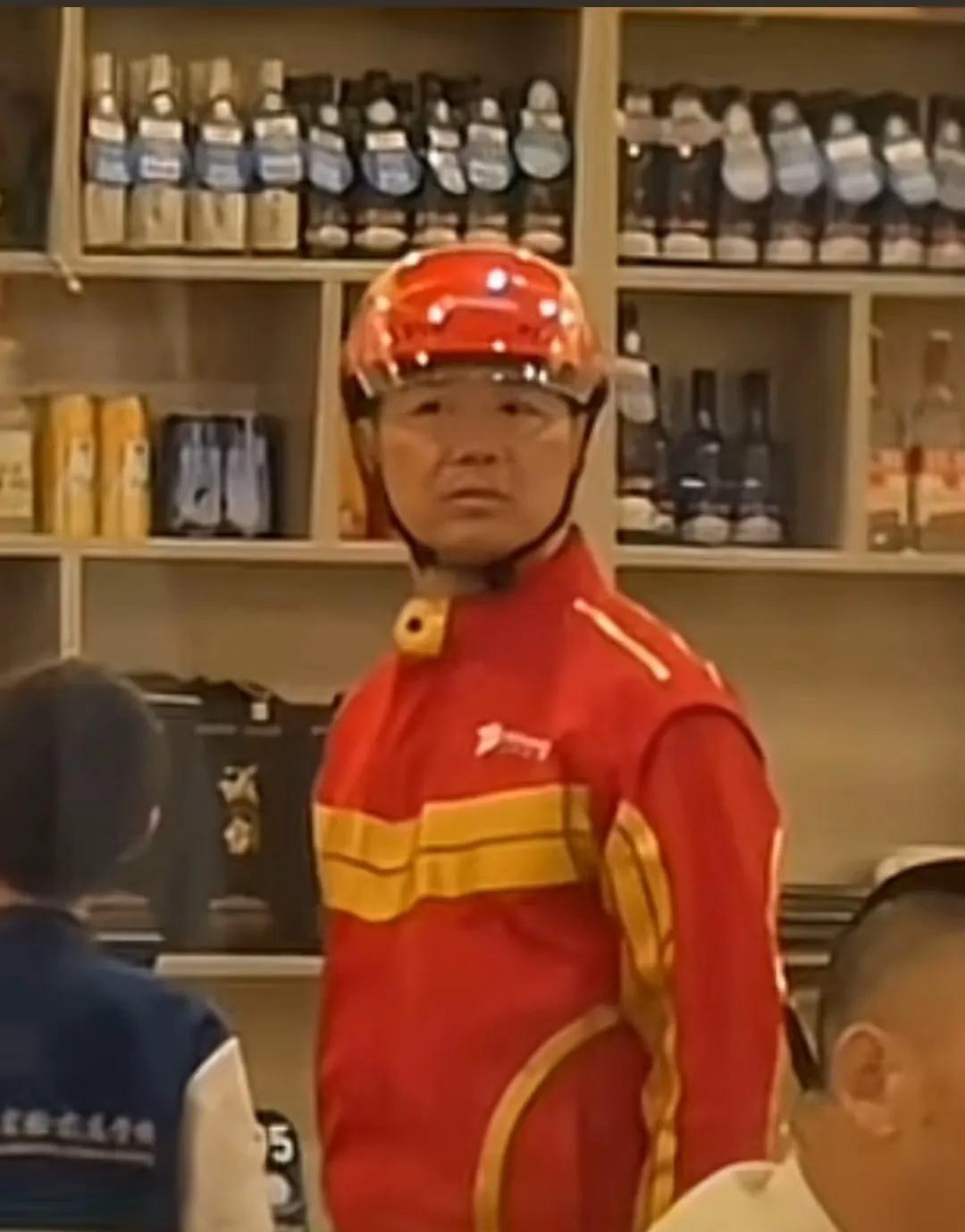 看吧！人一旦开始打工 看起来就很命苦的样子…当然刘强东也不例外！满满的班味！