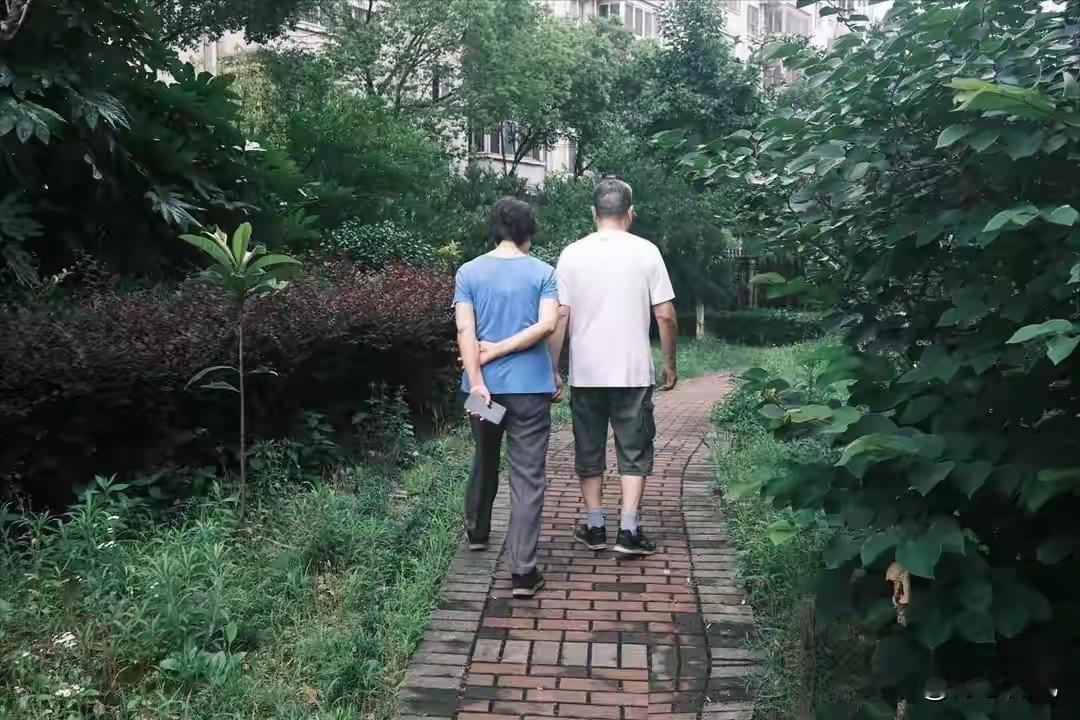 为什么很多中老年人，宁愿在家吹空调，也不去避暑胜地“纳凉”了
 
最近几年不难发