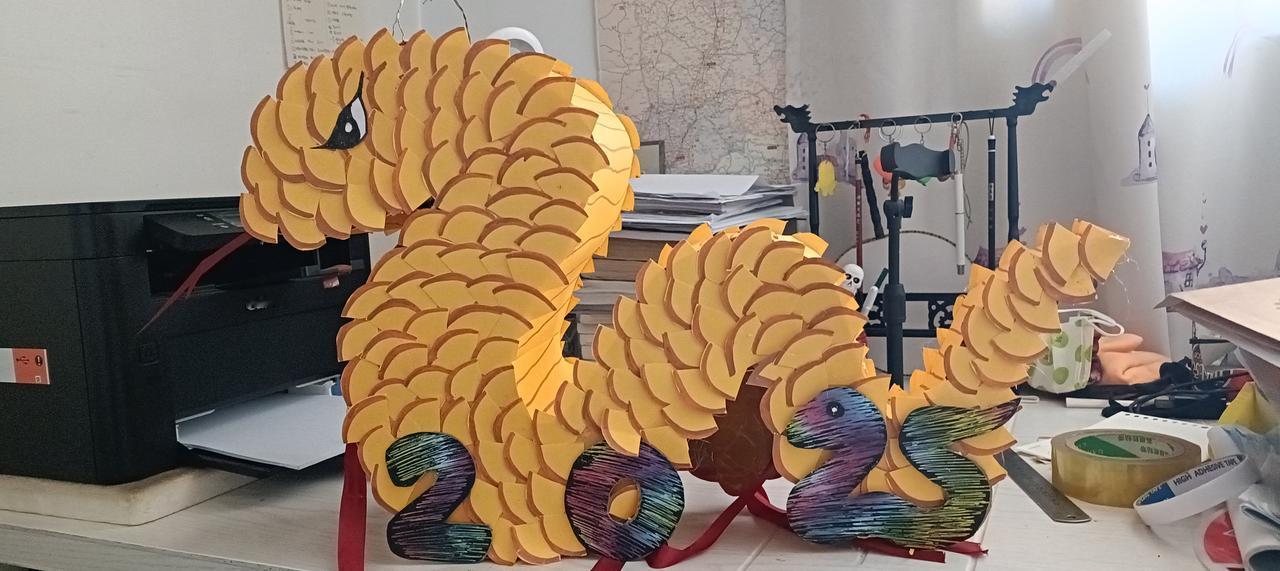 今日分享随手拍照片2025年给孩子做的蛇年灯笼