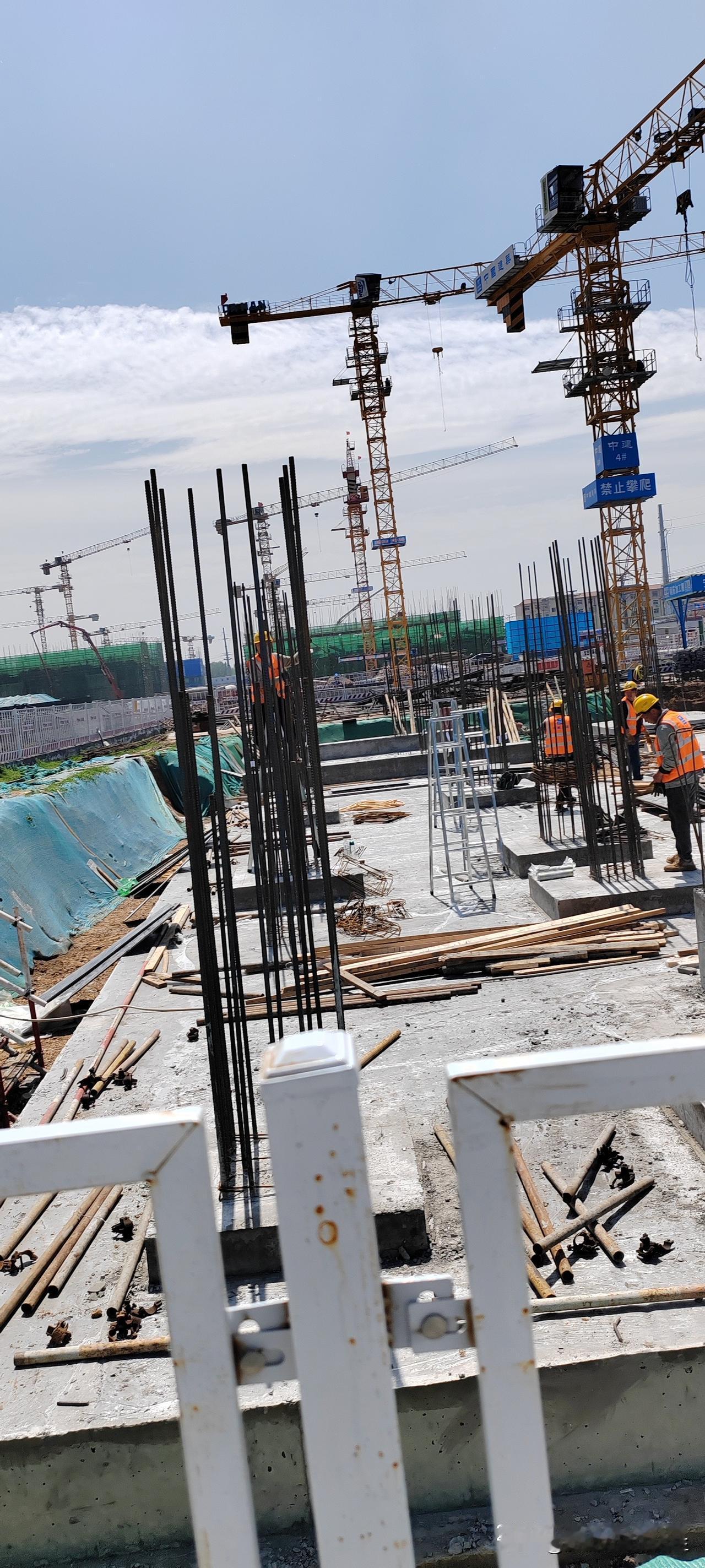 现如今工地上干活，有的工地都不让抽烟了。虽然领导上班开会时多次强调，还是有烟瘾大