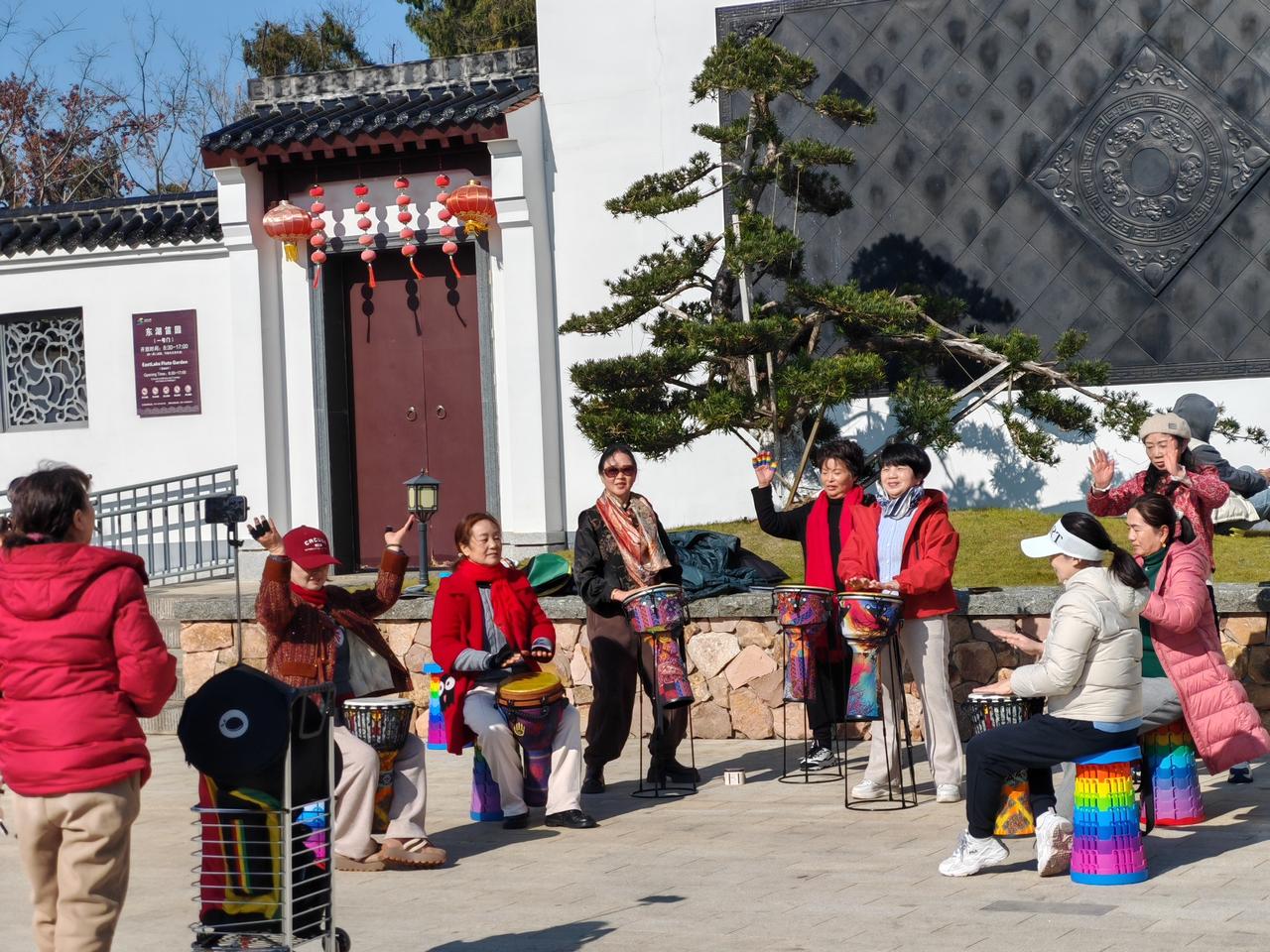 记录我的2026昨天中午去武汉市马鞍山森林公园散步，在东湖笛园门口看到一群快乐的