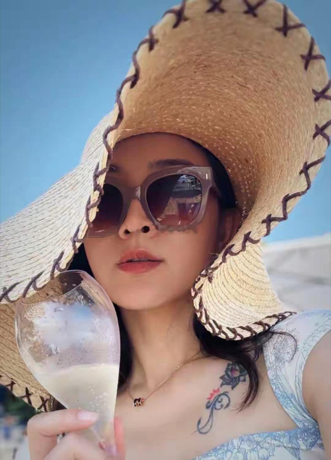 38岁许婧坐游艇出海，外籍丈夫一双蓝眼睛超帅！！ ​​​