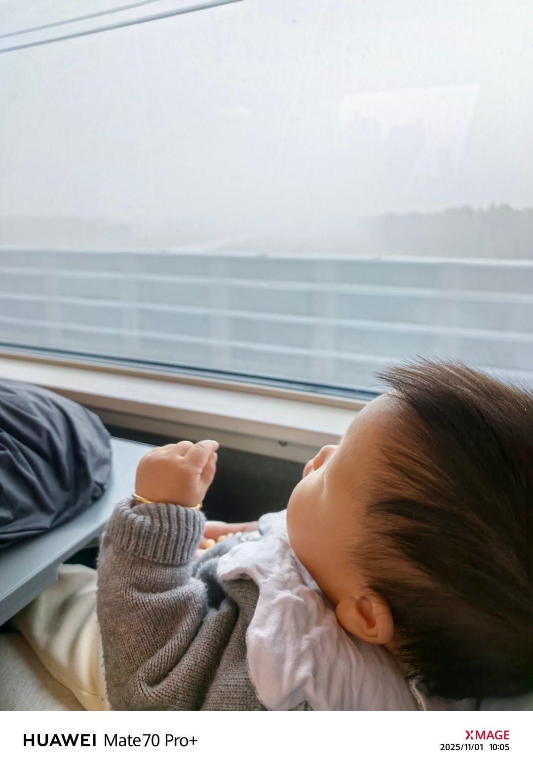 第一次带小宝坐高铁出门，目前看来比较听话。[捂嘴哭]行长的养娃日记 ​​​