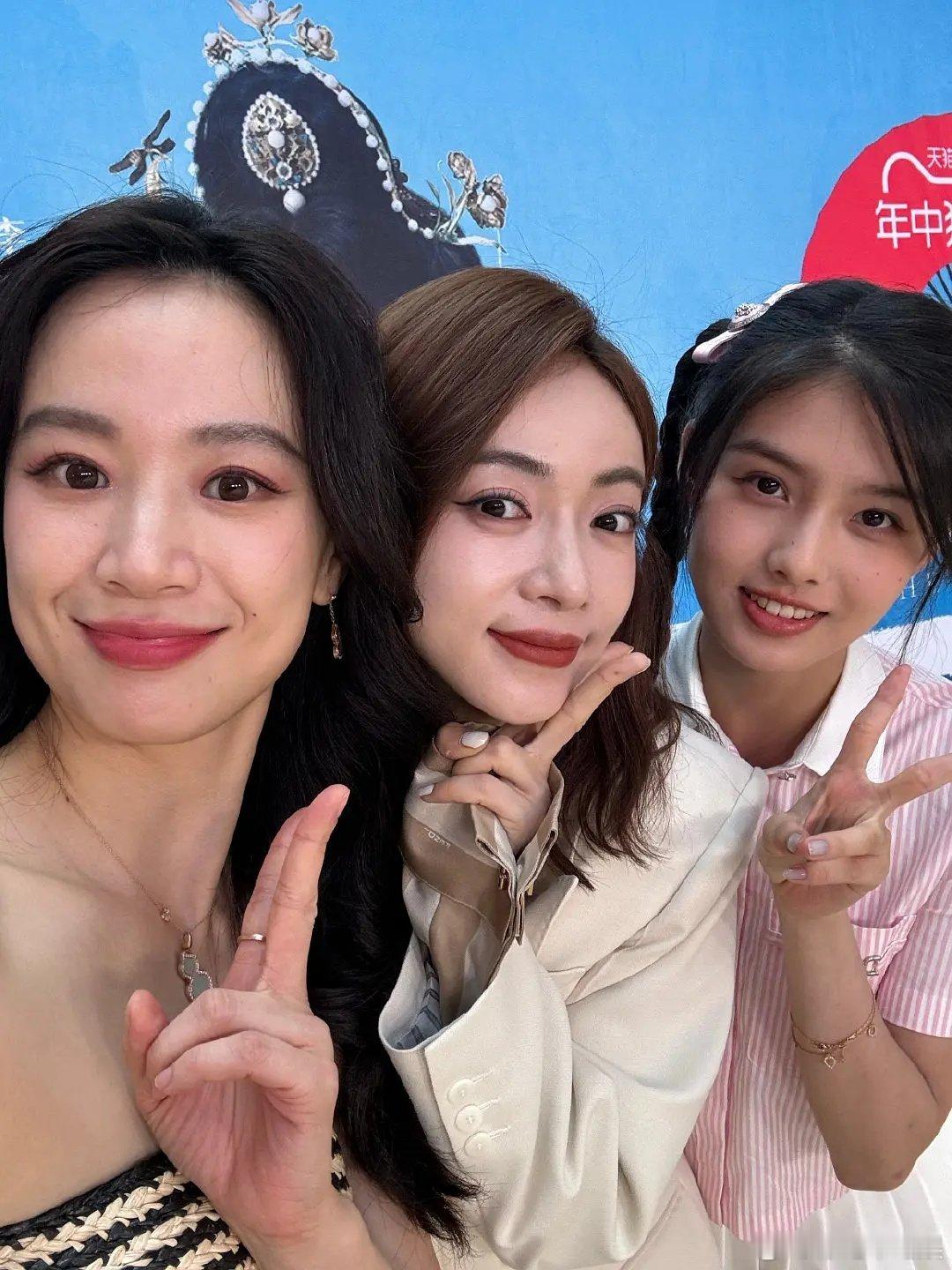 看了这张合照就知道艾米为什么演不了女主了 ​​​