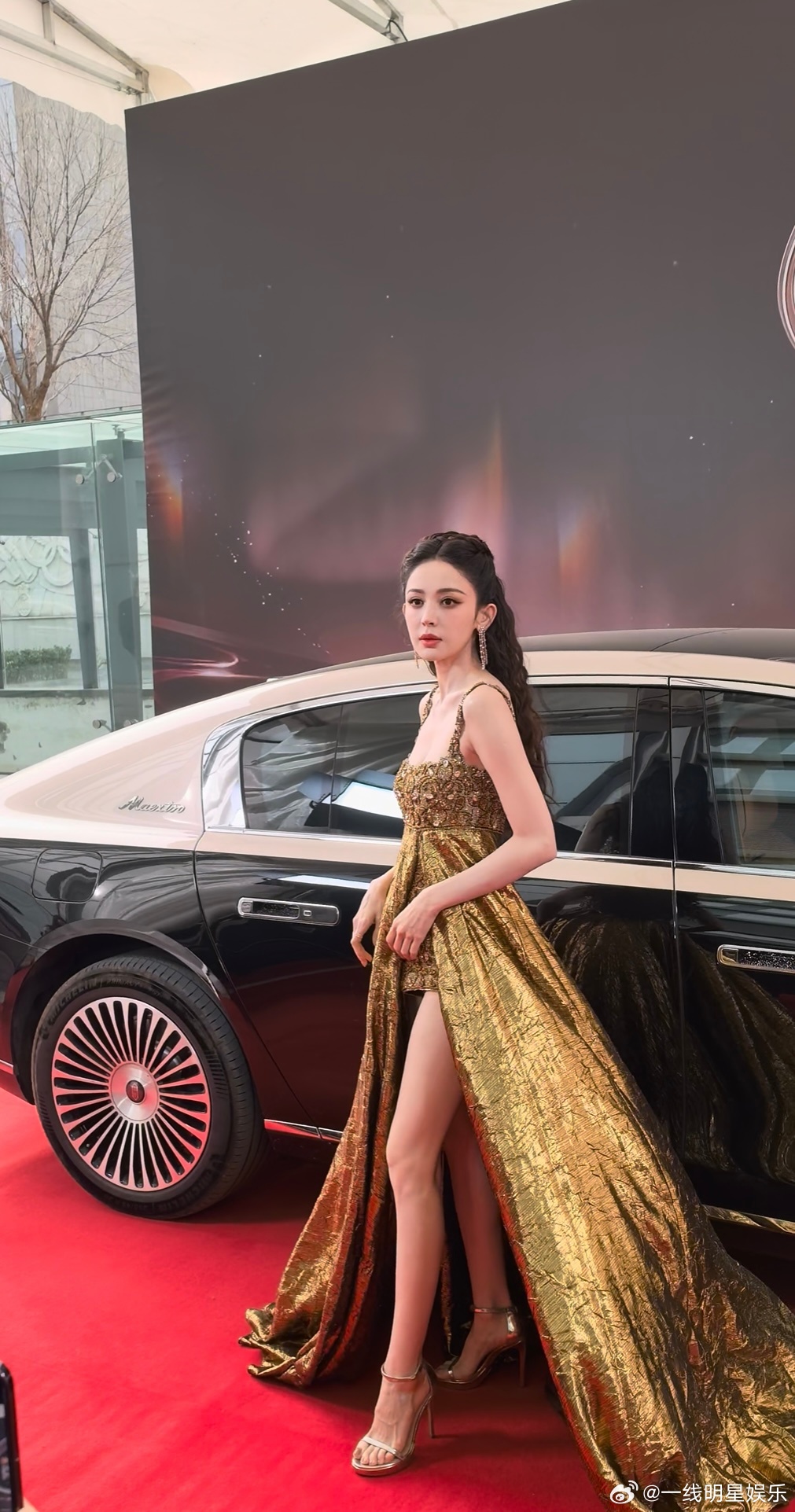 娜扎黄金比例娜扎这波金色露腿长裙简直美神降临鎏金裙摆勾勒出九头身黄金比例，高开衩