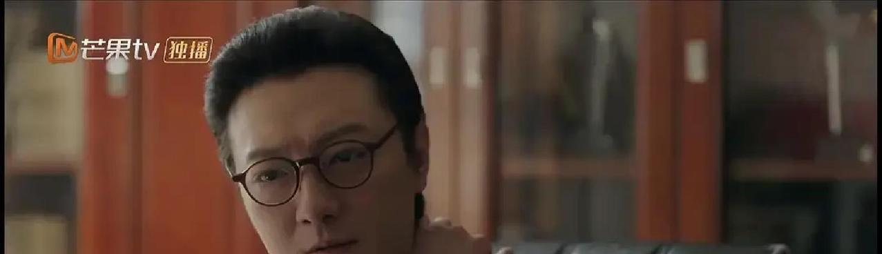 你厂子刚裁掉的技术骨干，第二天就坐在了死对头的会议室里。
这不是巧合，是精准的猎