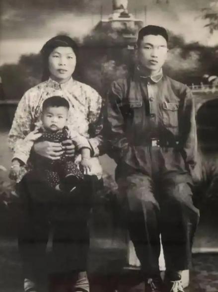 1955年，20岁女孩嫁给了一位失去四肢的志愿军，结婚55年后离世，丈夫为她披麻