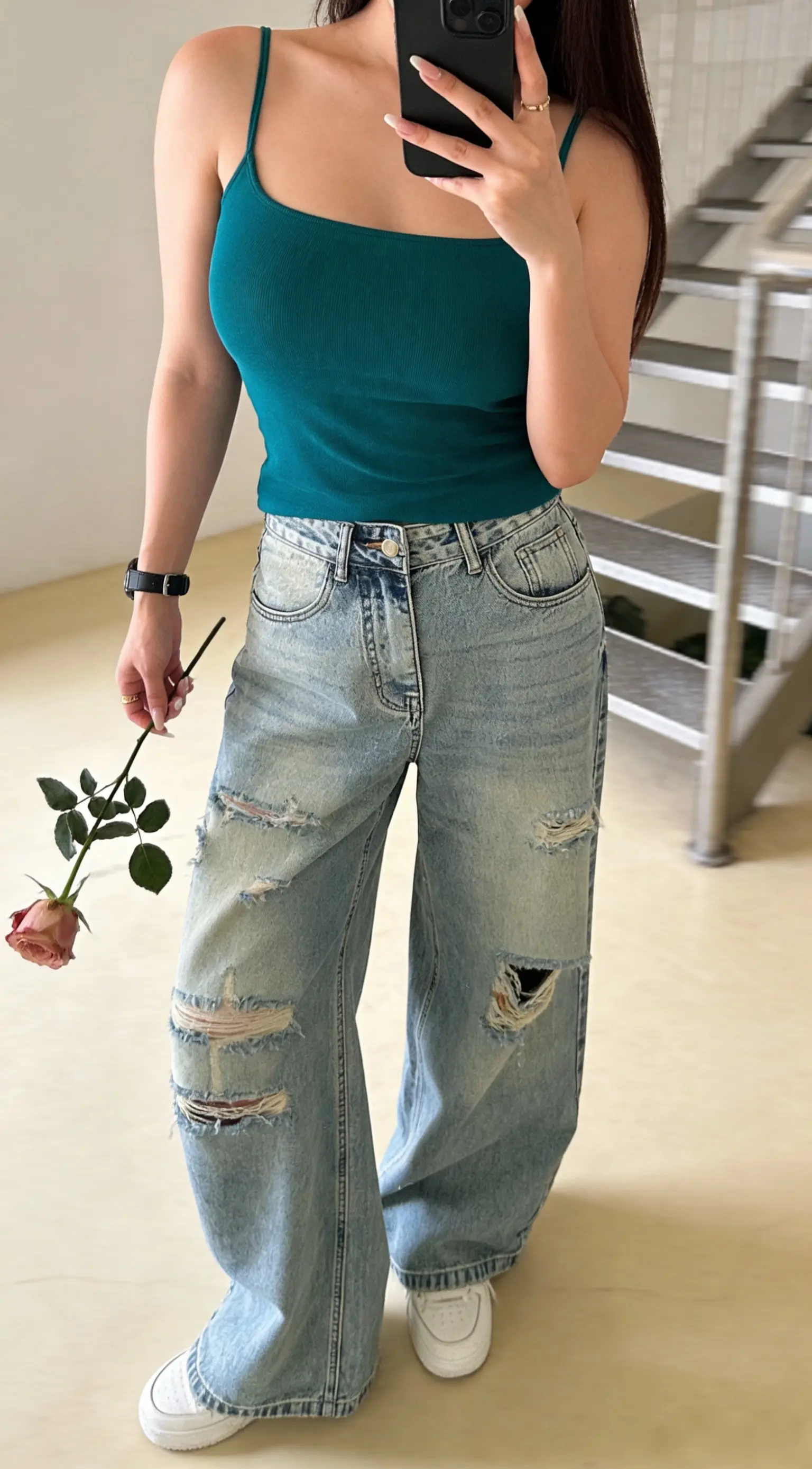 饭要和投缘的人吃，话要和同频的人说。情绪很贵，要接近让你愉快的人，时间...