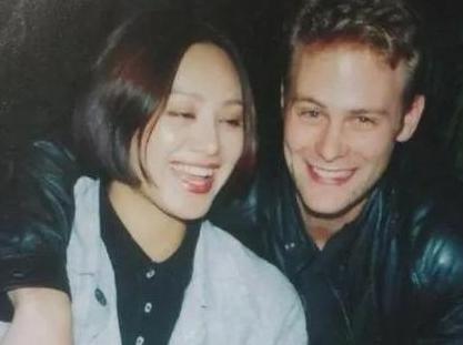 1997年，宁静嫁给美国人保罗，第一次上门，婆婆说：“我家有5000亩地，近亿存
