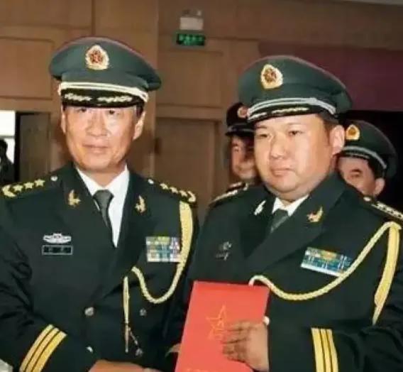 2010年，毛新宇被授予少将军衔，为他颁发军令状的的是刘源将军，当时有人问：“这