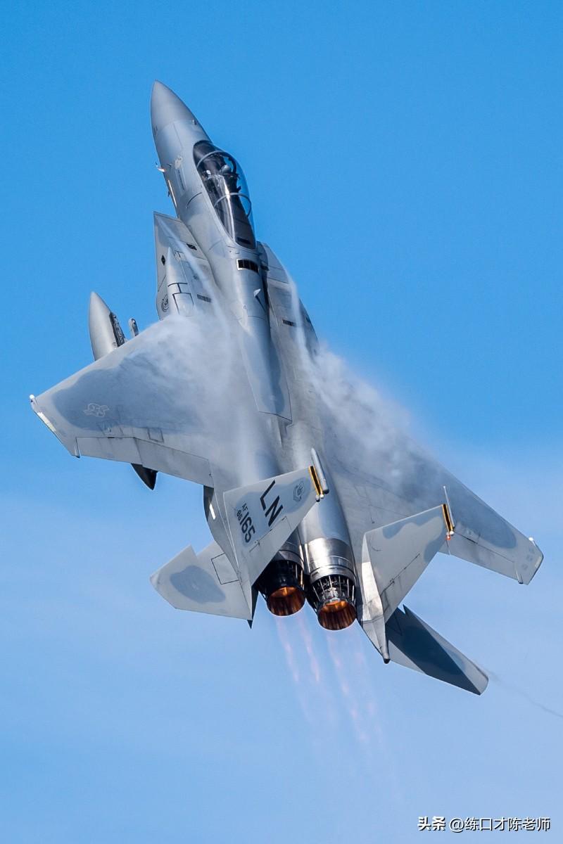 当地时间3月2日，美军一架F15战机在科威特上空被击中，飞行员弹射逃生，被当地人