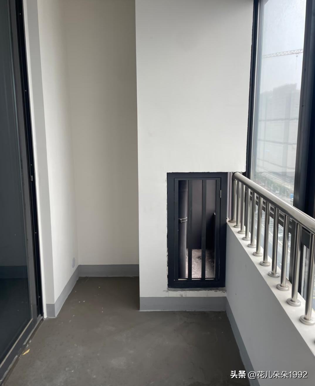 去房子看了发现阳台长这样
想做阳台侧挂衣服，
1.发现一侧设备阳台是一户一半，隔