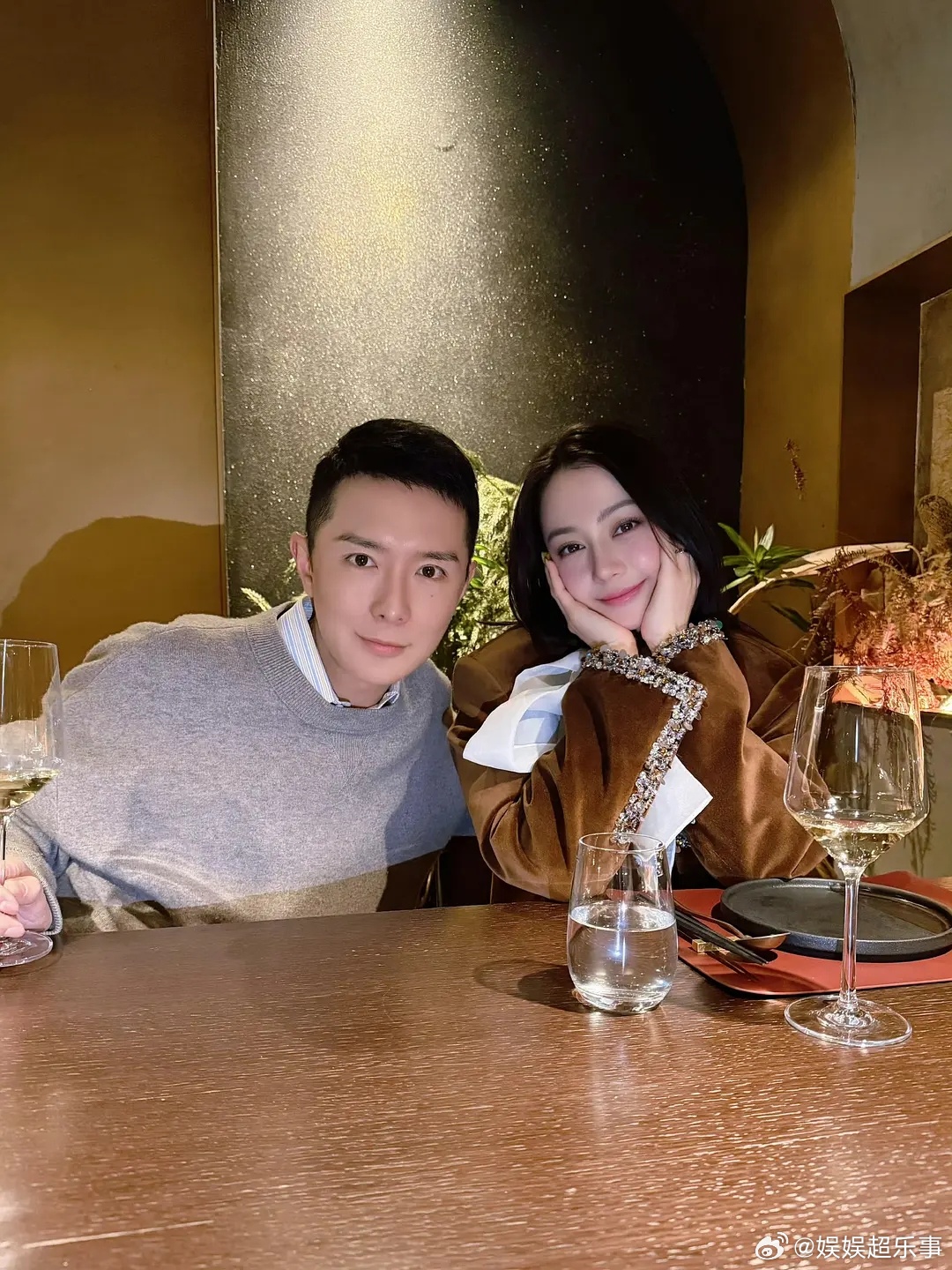 迪丽热巴终于有露面了 和刘冲聚餐 