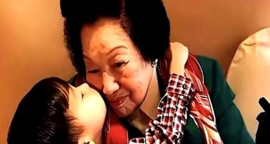 2013年，郭晶晶诞下长子霍中曦，90岁太奶奶吕燕妮在孙子霍启山搀扶下亲赴医院探