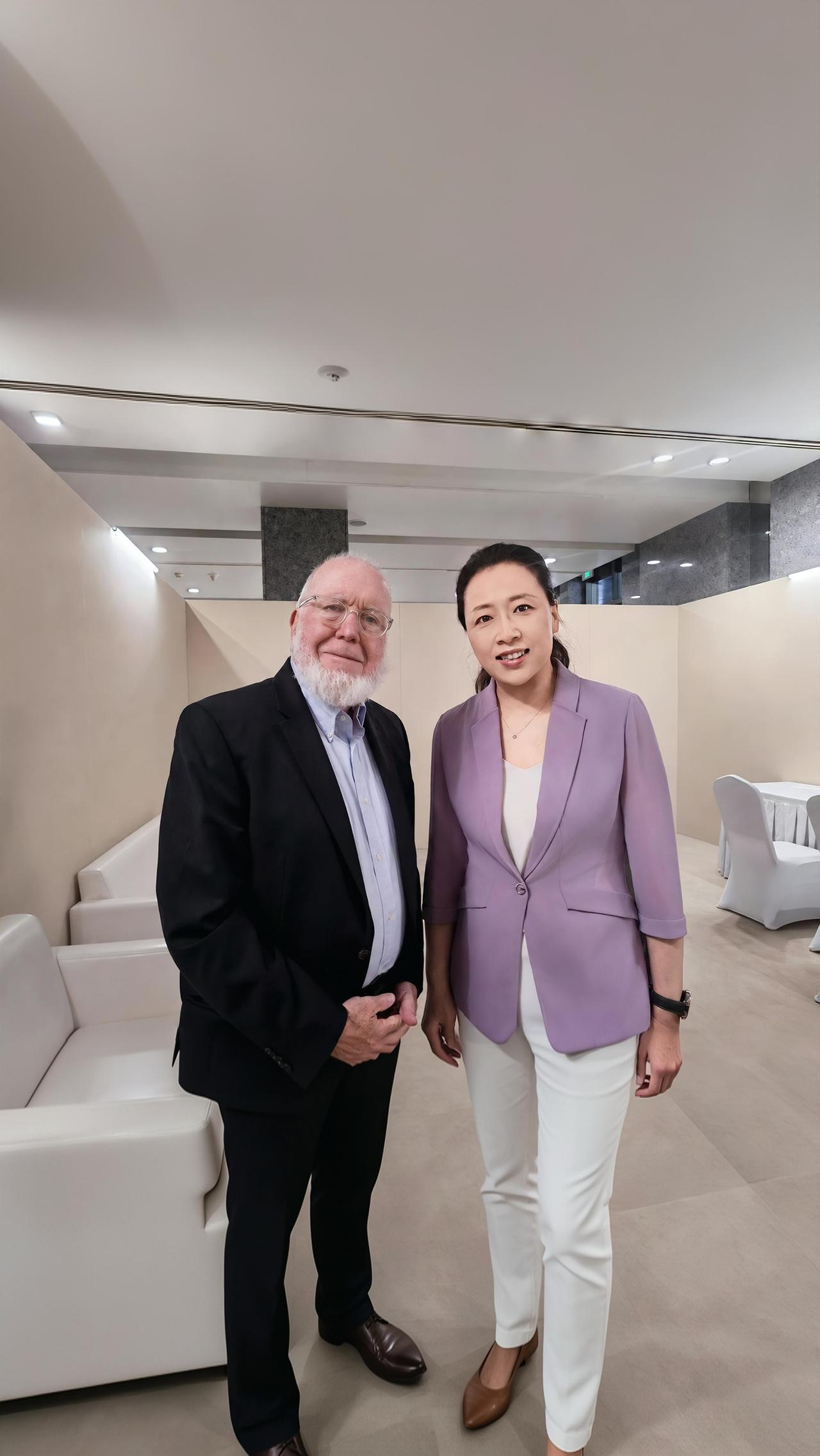 荣耀终端产品线总裁方飞在WAIC大会上与凯文·凯利先生共商未来，侃侃而谈。纵观这