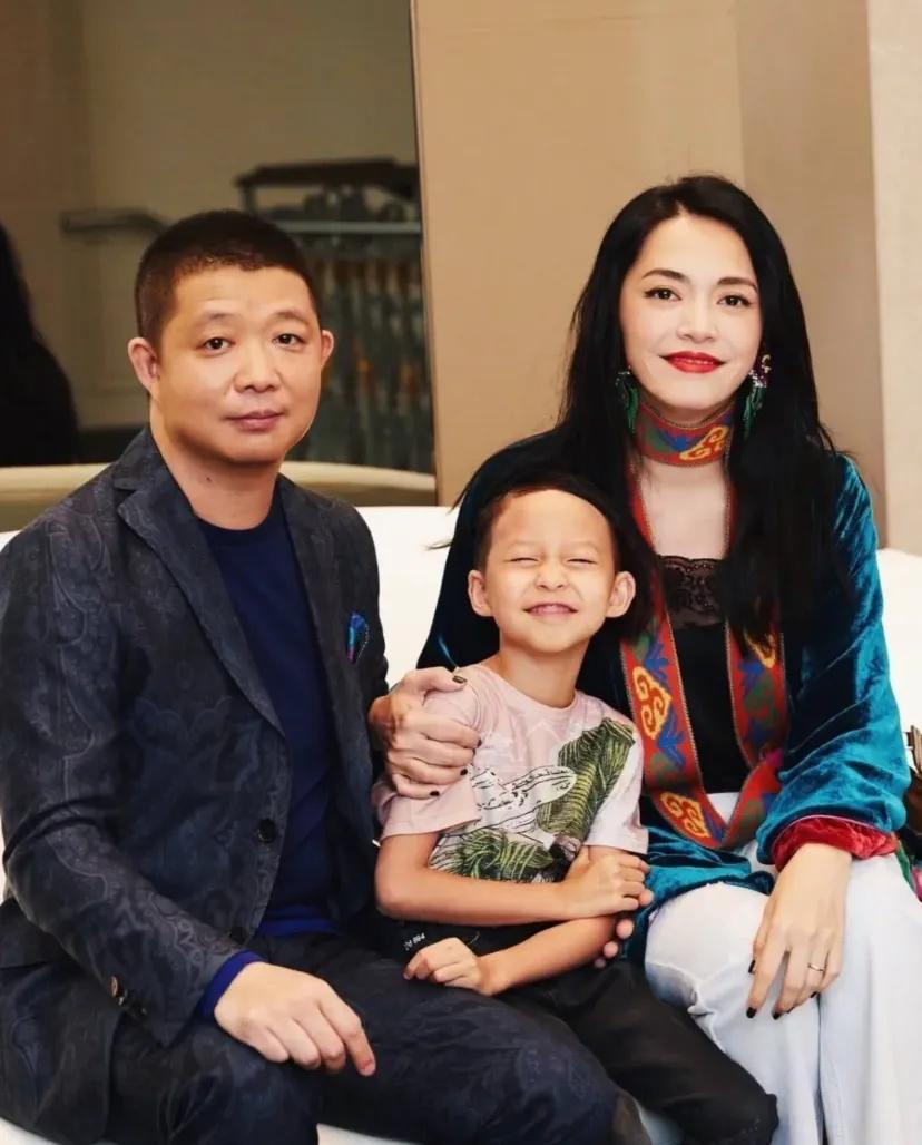 一次，姚晨参加郭德纲的节目，被观众起哄:“亲一个，亲一个!”郭德纲吓得赶紧摆手: