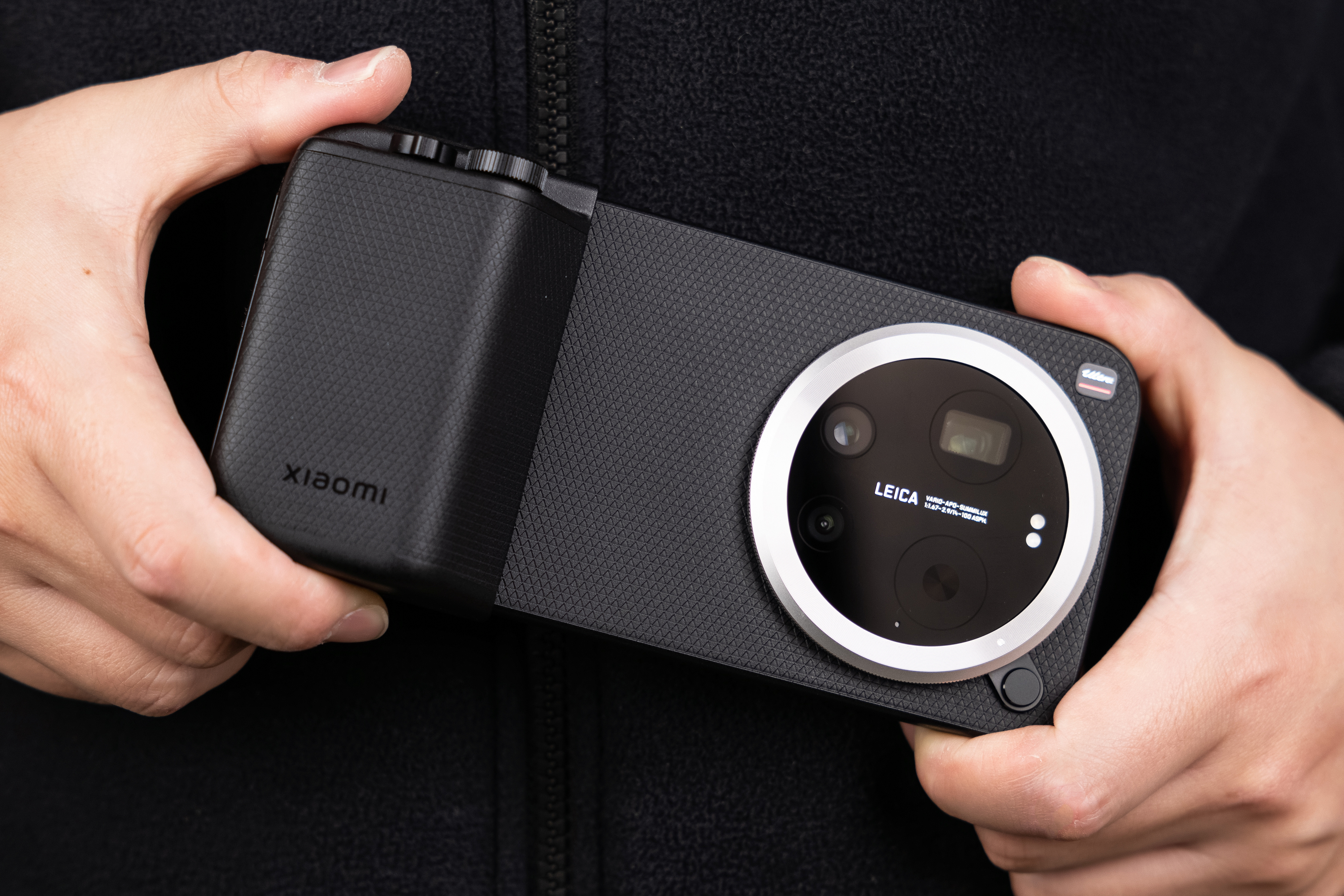 今年小米17 Ultra摄影套装的手柄为2000毫安时容量，并且额外做了3C认证