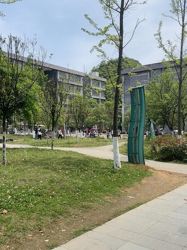 无人机三级实操考试的老师态度都比较温柔，口试的女老师问我美国手遥控器左右手的操作