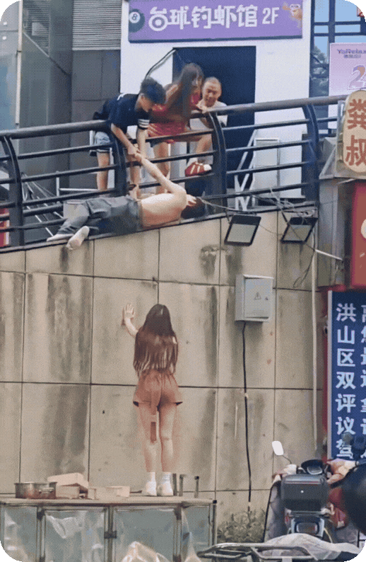 男子轻生，桥上女孩崩溃痛哭桥下女孩安慰！
　　这仨到底啥关系啊？看着好乱啊！下边